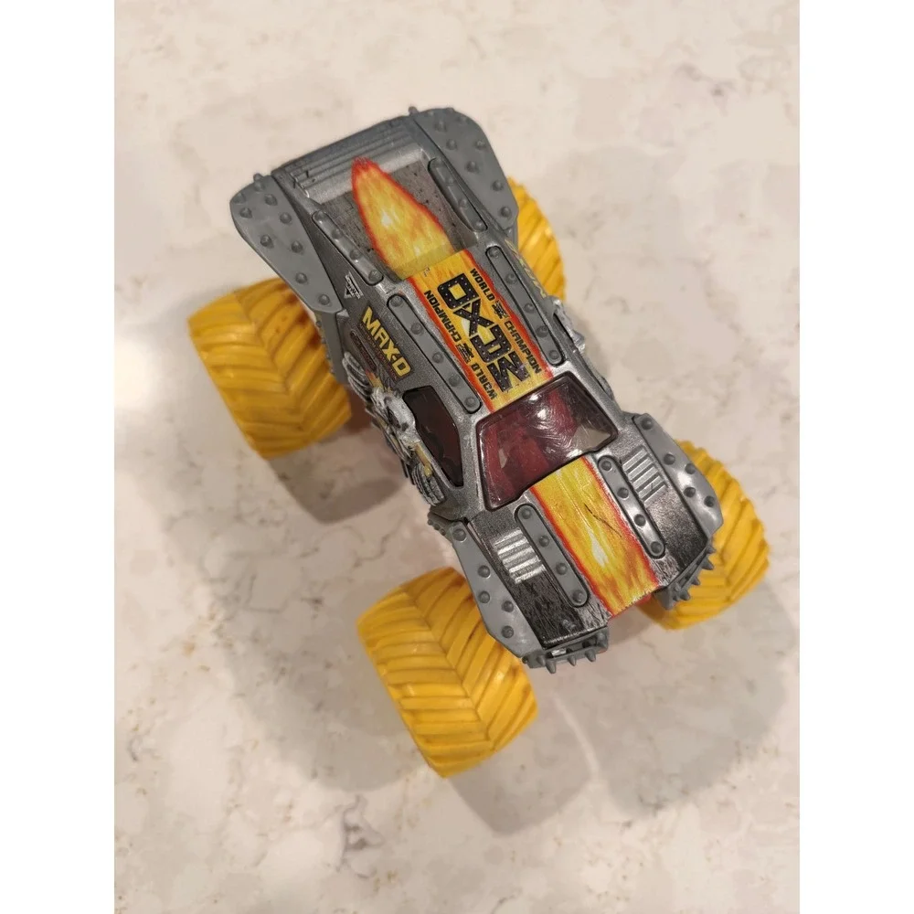Monster Jam Max-D‎ Maximum Destruction Truck Silver Red Yellow Tom Meents 1:64